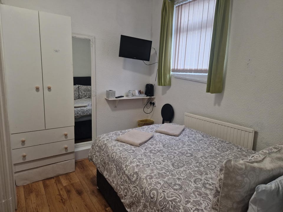 TV and multimedia, Photo of the whole room, Bedroom, wardrobe