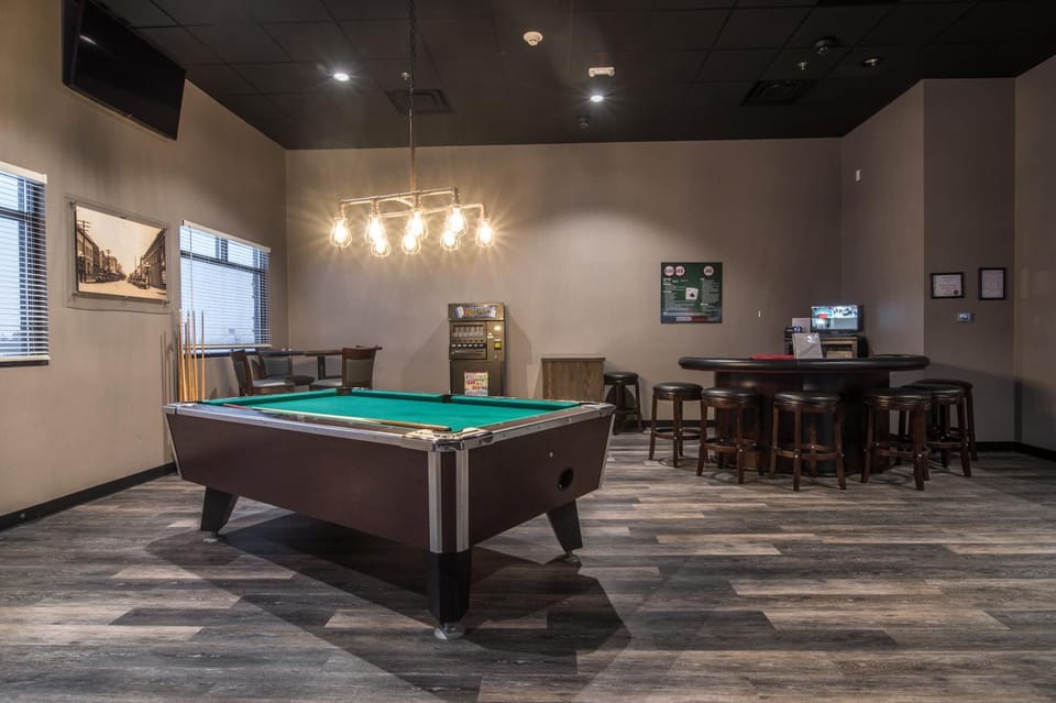 Restaurant/places to eat, Lounge or bar