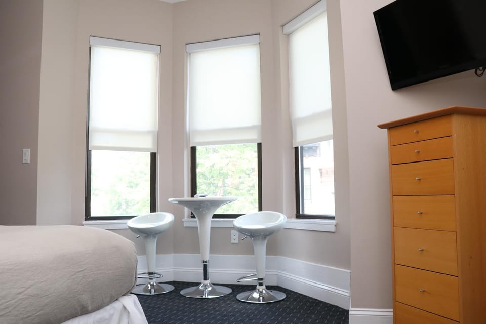 Bed, TV and multimedia, Seating area, City view