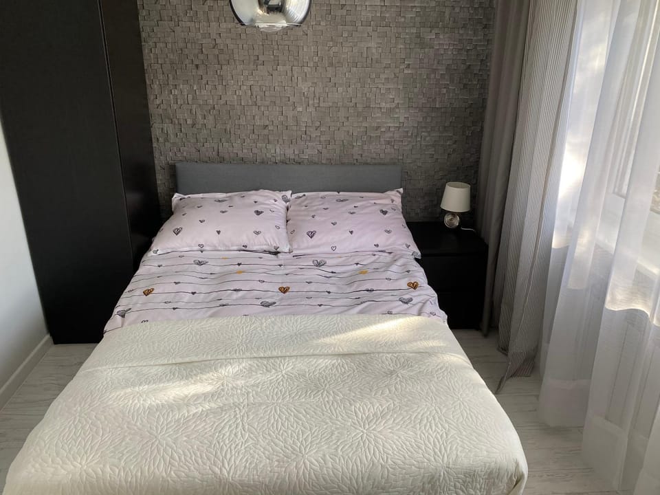 Bed, TV and multimedia, Living room, Photo of the whole room, Bedroom