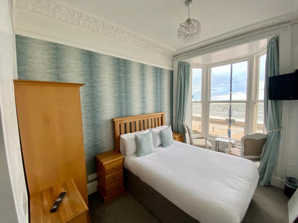 Photo of the whole room, Sea view