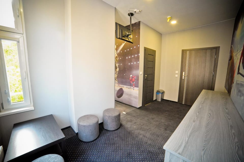 Toilet, TV and multimedia, Seating area, Bedroom