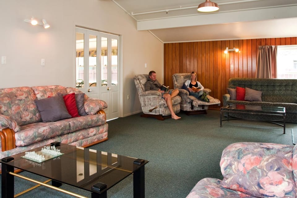 Communal lounge/ TV room, Day, Guests