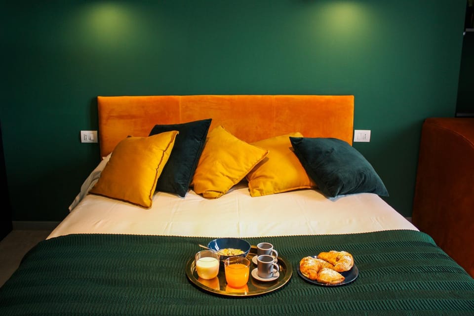 Bed, Food and drinks, Bedroom, Food, Breakfast, Continental breakfast, Buffet breakfast, Drinks
