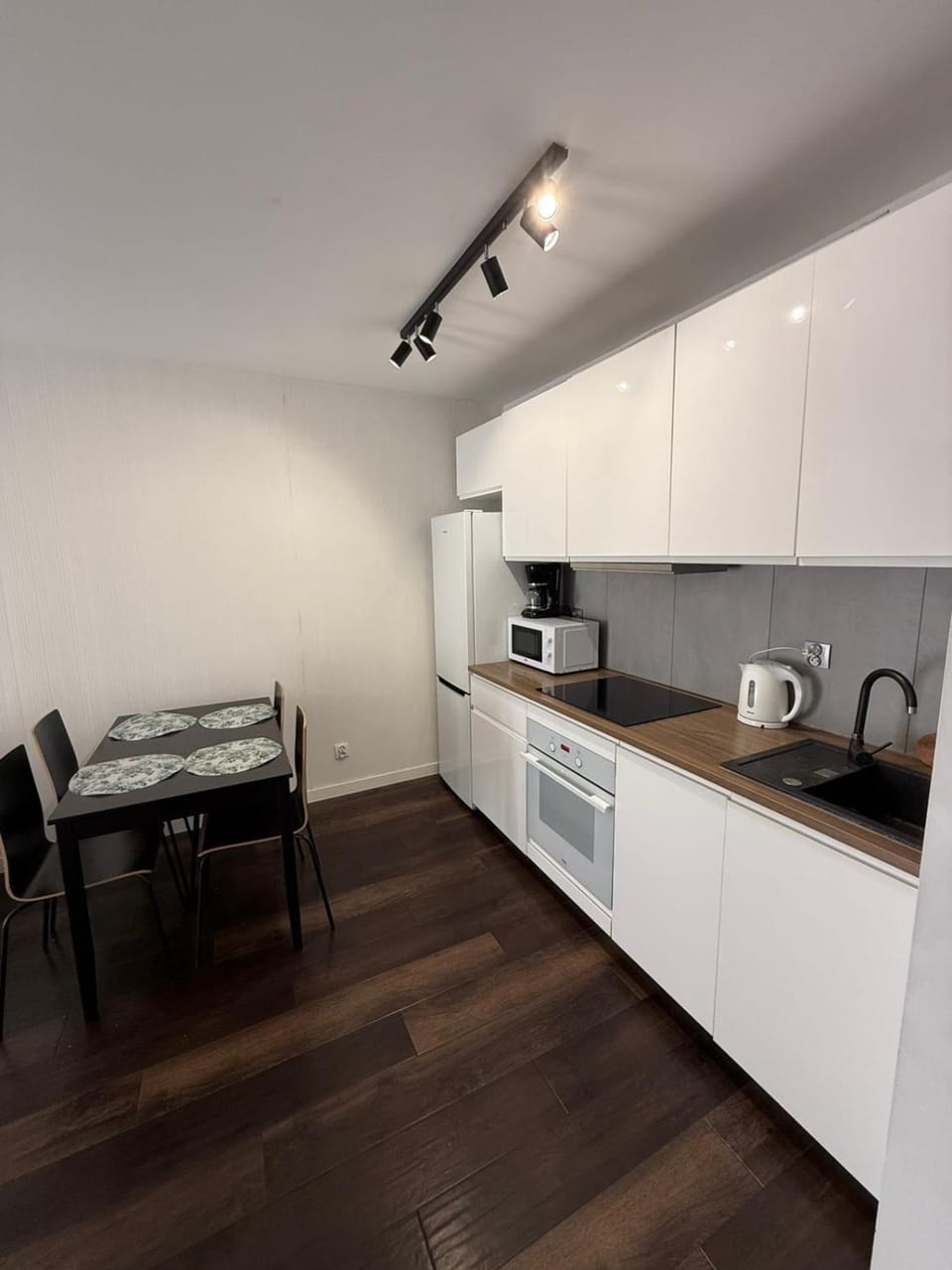 Coffee/tea facilities, Kitchen or kitchenette, Dining area, stove