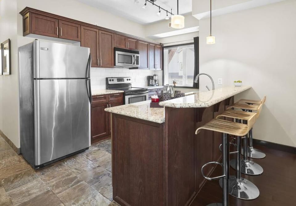 Sundance Suite - Beautiful Condo With Open Pool And Hot Tub House in Canmore