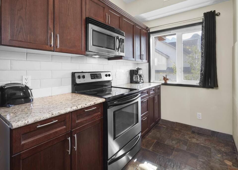 Sundance Suite - Beautiful Condo With Open Pool And Hot Tub House in Canmore
