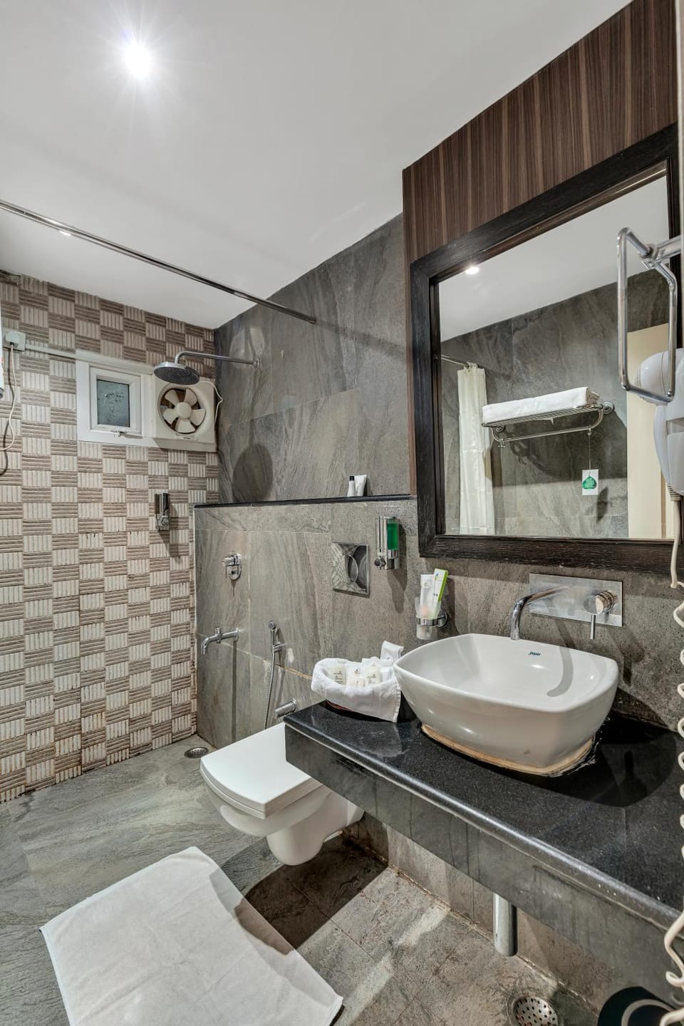 Shower, Toilet, Bathroom, towels