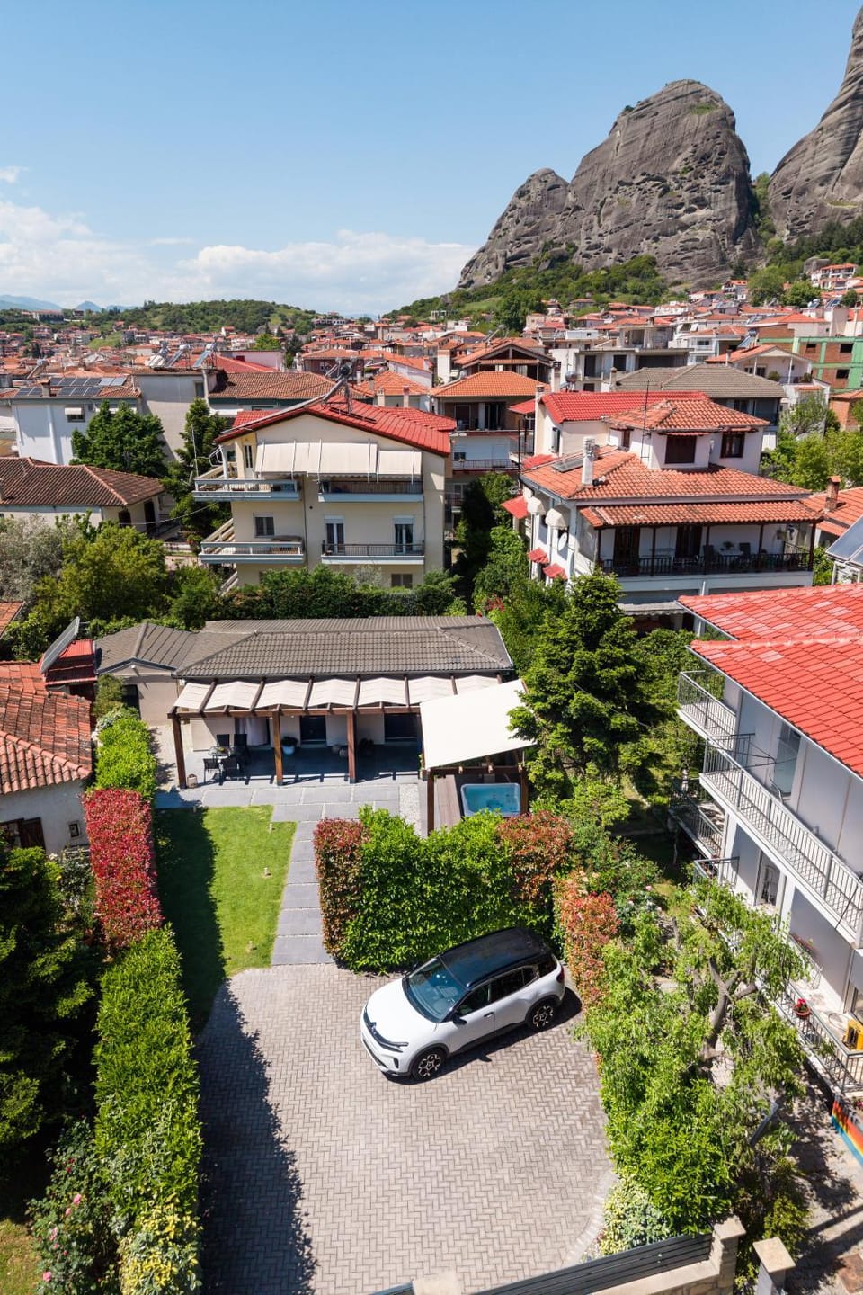 Property building, Spring, Day, Neighbourhood, Bird's eye view, Location, Parking
