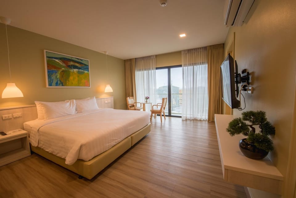 Bed, TV and multimedia, air conditioner