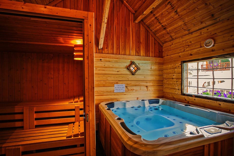 Hot Tub, Sauna, Steam room
