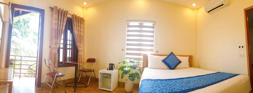 Bed, Natural landscape, Balcony/Terrace, Seating area, Bedroom, air conditioner