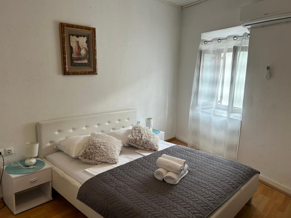 Bed, Bedroom, towels