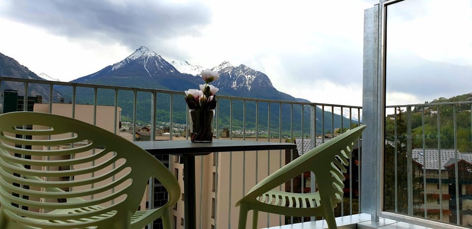 Balcony/Terrace, Mountain view