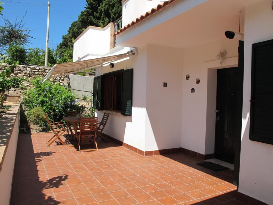 Facade/entrance, Balcony/Terrace