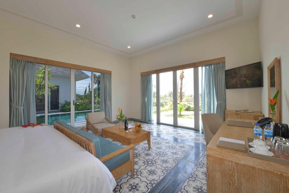 Patio, Bed, TV and multimedia, View (from property/room), Balcony/Terrace, Photo of the whole room, Seating area, Bedroom, Pool view, Swimming pool
