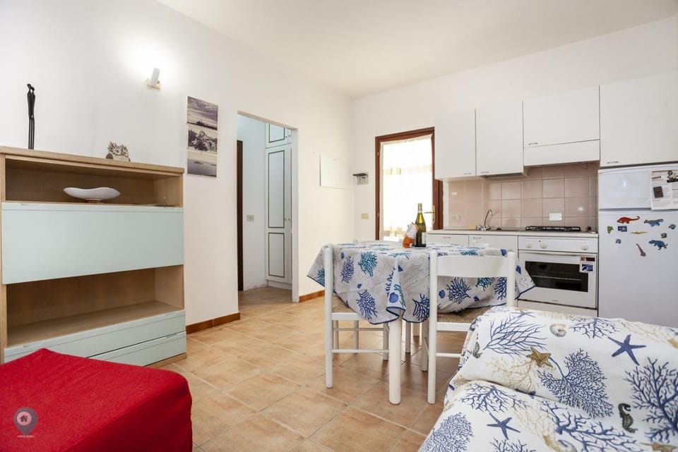Kitchen or kitchenette, Living room, Seating area, Dining area, Communal kitchen