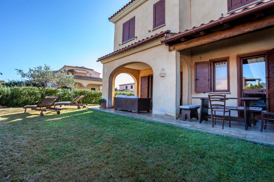 Property building, Patio, Facade/entrance, Garden