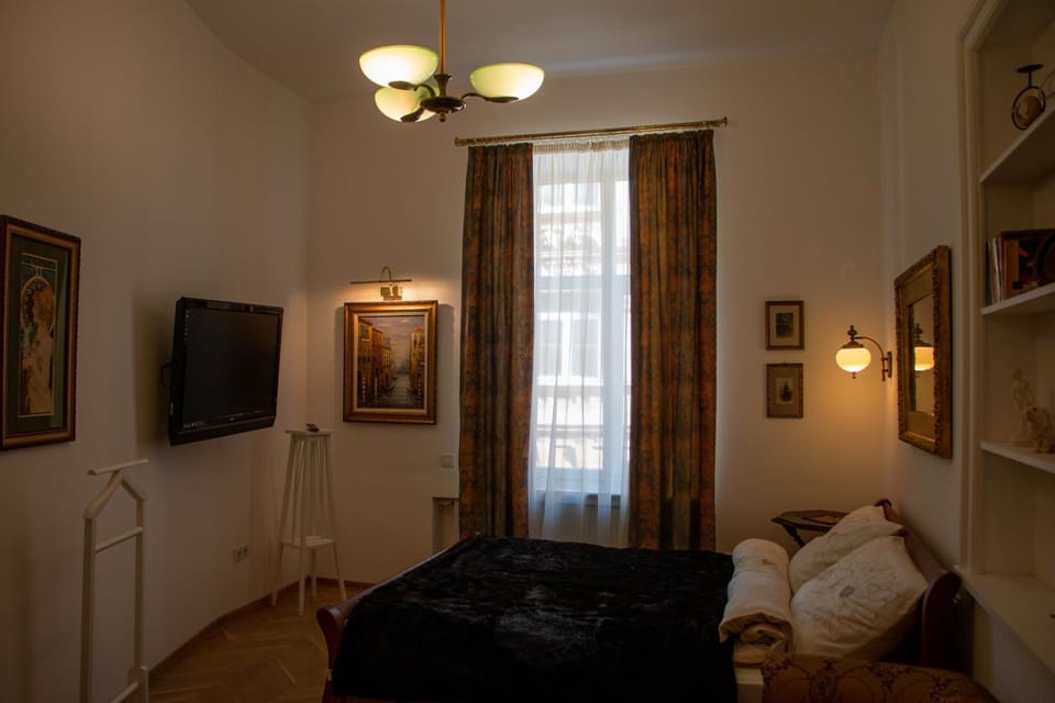 Bed, Photo of the whole room, Decorative detail, Decorative detail, City view, Street view