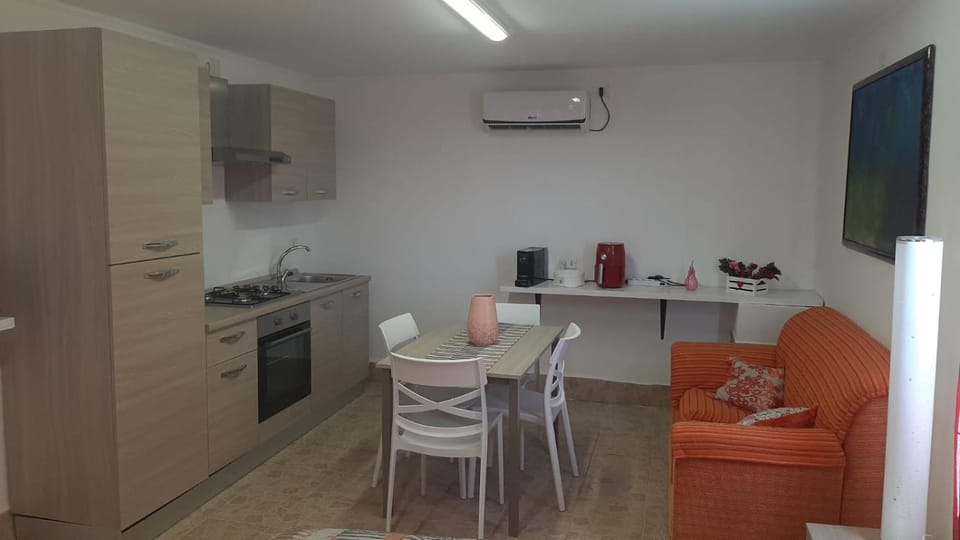 TV and multimedia, Coffee/tea facilities, Kitchen or kitchenette, Living room, Dining area, oven, stove, air conditioner