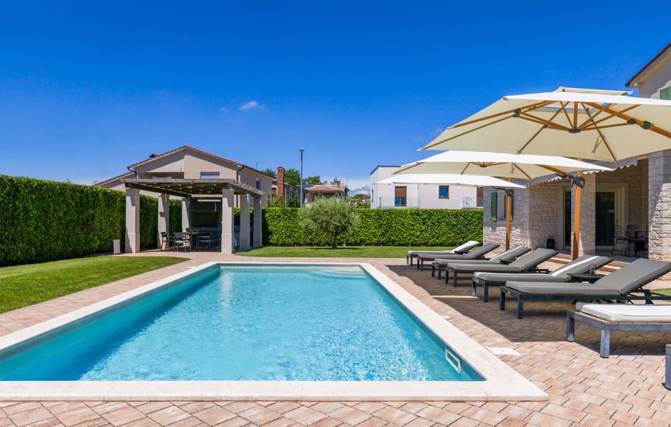 Day, Swimming pool