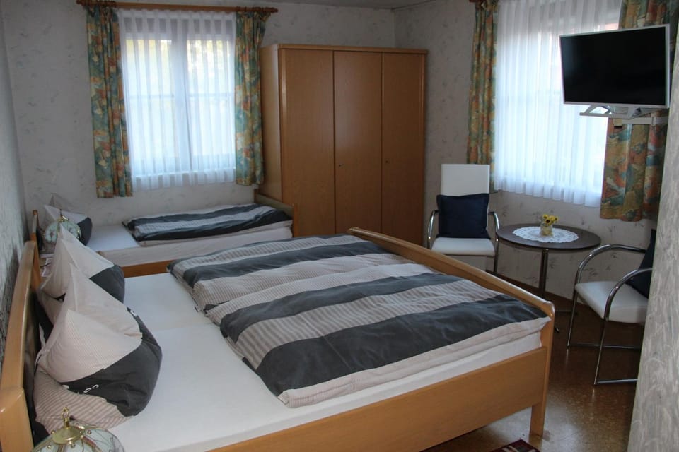 Bed, TV and multimedia, Photo of the whole room, Bedroom