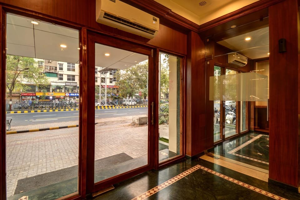 Lobby or reception, Street view, Time of day, Location