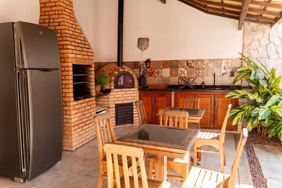 Kitchen or kitchenette, Dining area, minibar, oven, pet friendly