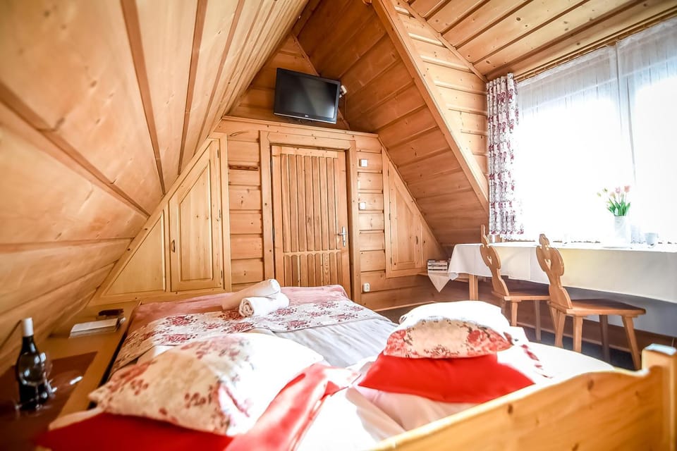 Bed, TV and multimedia, Photo of the whole room, Bedroom, towels
