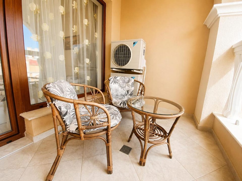 Communal lounge/ TV room, TV and multimedia, Living room, Seating area, Evening entertainment