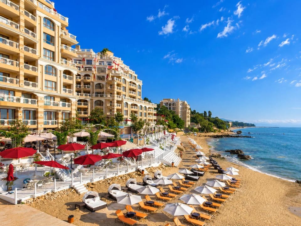 Property building, Nearby landmark, Communal lounge/ TV room, Day, Natural landscape, Beach, Evening entertainment, City view, Sea view, sunbed