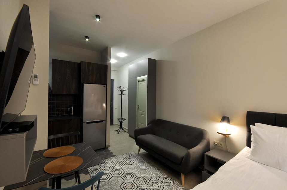 Communal lounge/ TV room, Bed, TV and multimedia, Kitchen or kitchenette, Living room, Photo of the whole room, Seating area, Evening entertainment, Bedroom, hair dresser, oven, wardrobe