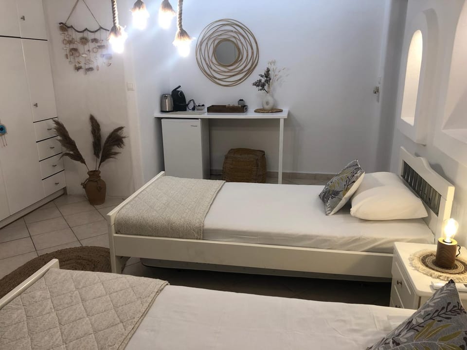Bed, Photo of the whole room, wardrobe