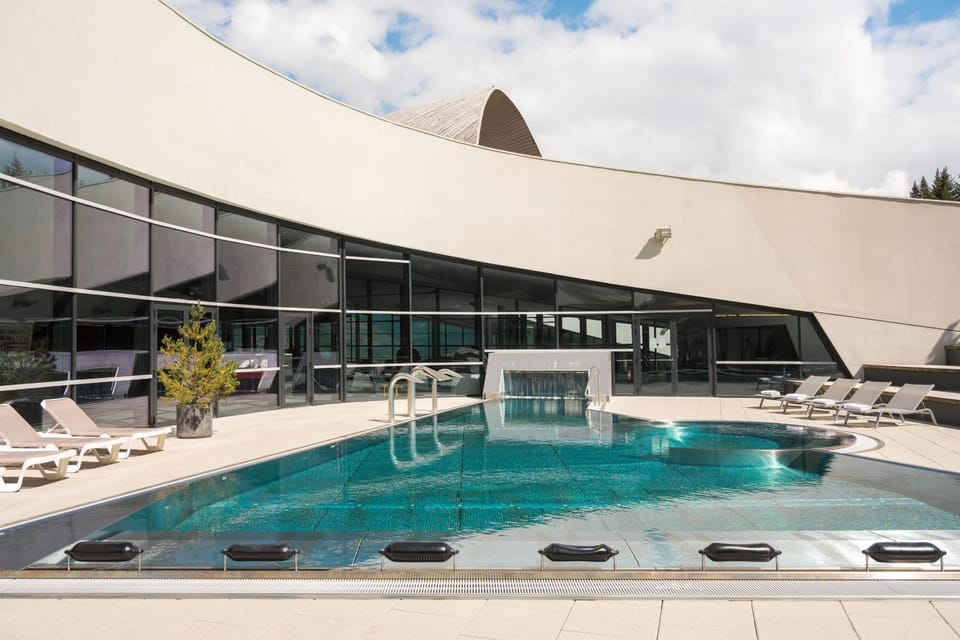 Swimming pool, sunbed