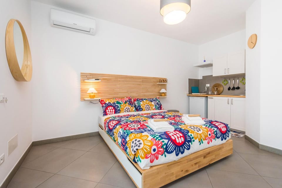 Kitchen or kitchenette, Bedroom