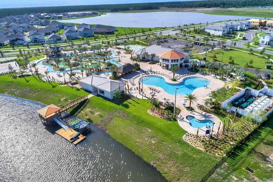 Nearby landmark, Natural landscape, Bird's eye view, Lake view, Pool view, Swimming pool, sunbed