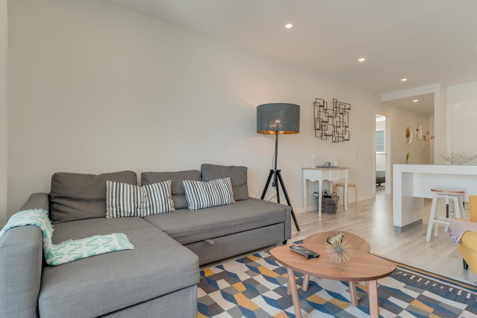 TV and multimedia, Kitchen or kitchenette, Living room, Seating area, Dining area