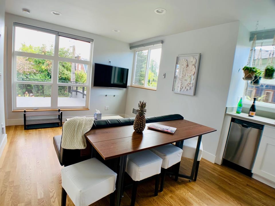 Birdhouse on Green Lake Apartment in Green Lake