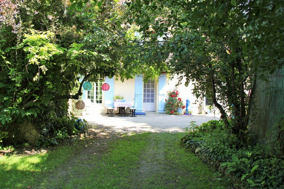 Property building, Garden, Garden view, Garden view, Parking