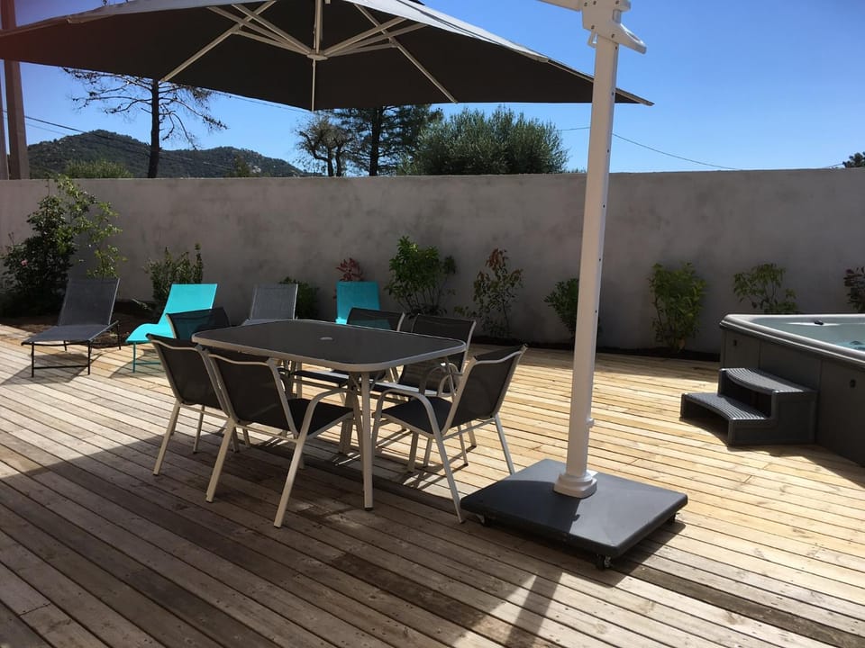 Hot Tub, Balcony/Terrace, Dining area, sunbed