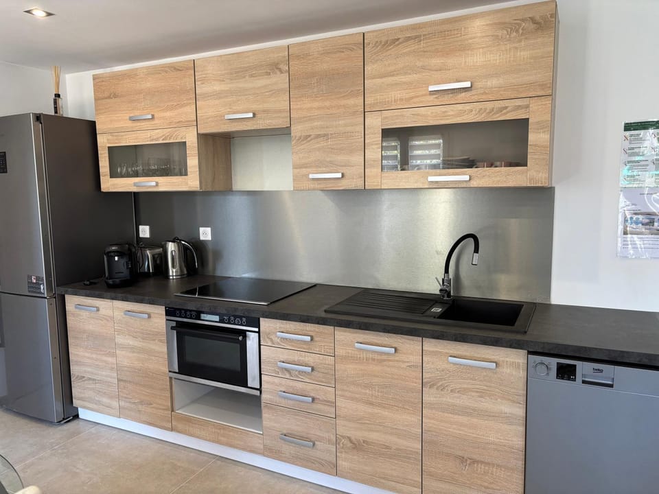 Coffee/tea facilities, Kitchen or kitchenette, dishwasher, oven, stove, toaster