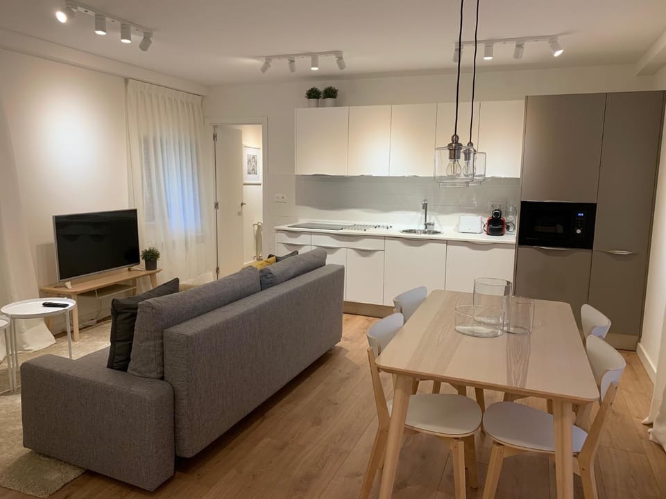TV and multimedia, Coffee/tea facilities, Kitchen or kitchenette, Living room, Seating area, Dining area