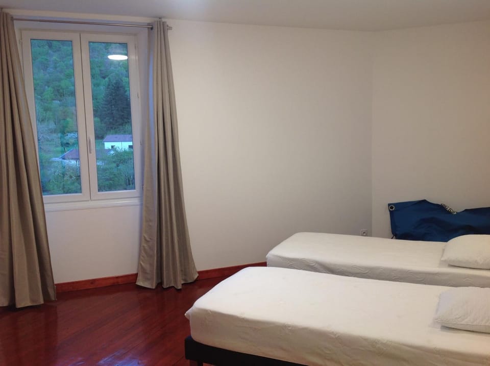 Photo of the whole room, Garden view