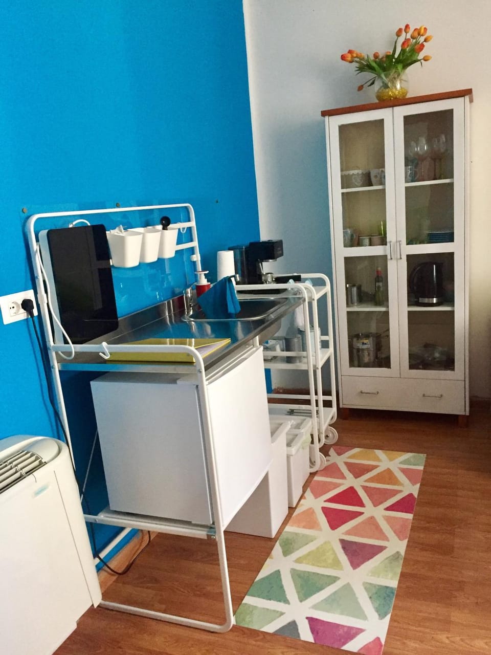 Kitchen or kitchenette, minibar