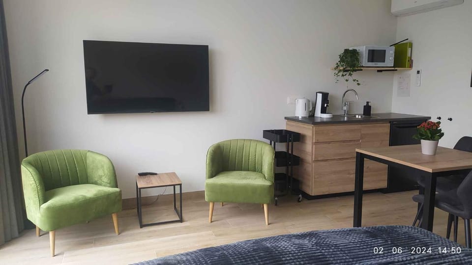 TV and multimedia, Coffee/tea facilities, Kitchen or kitchenette, Seating area, Dining area