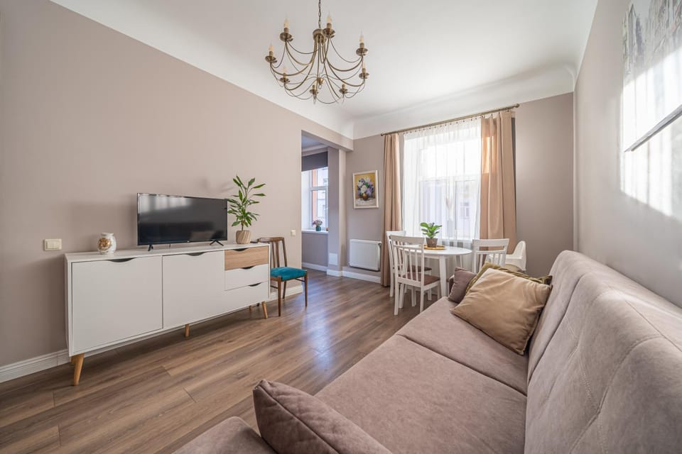 TV and multimedia, Living room, Seating area, Evening entertainment