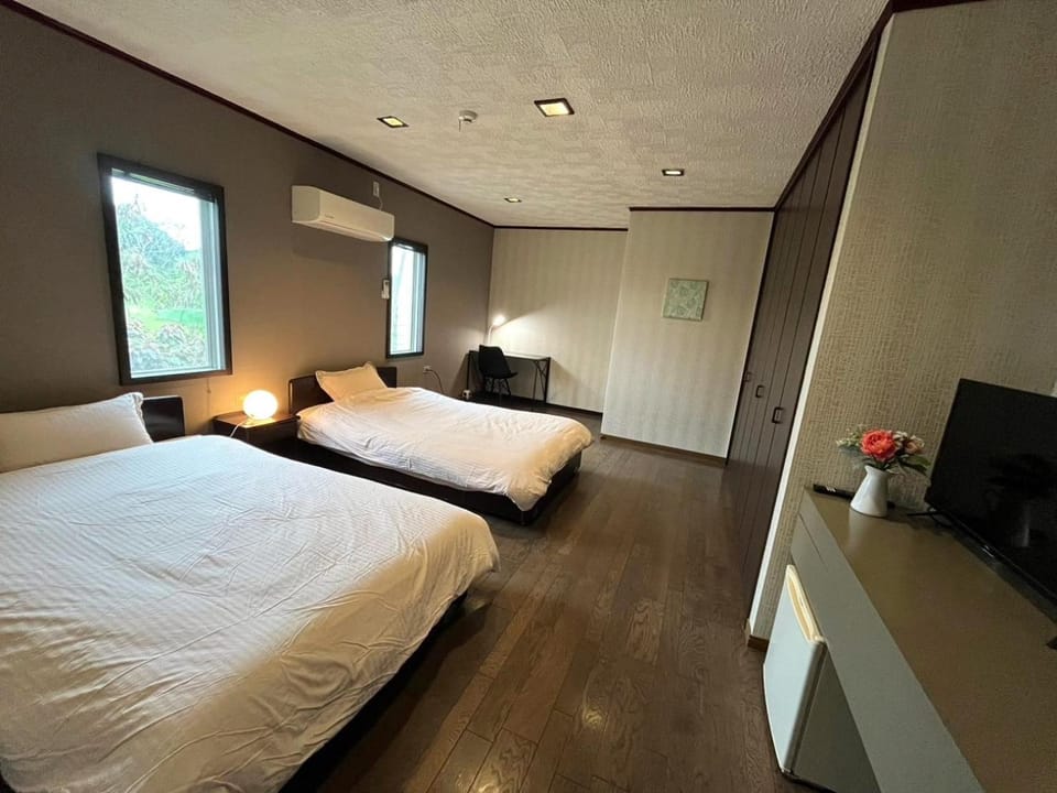 Bed, TV and multimedia, Photo of the whole room, Bedroom