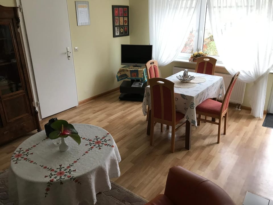 TV and multimedia, Living room, Photo of the whole room, Seating area, Dining area