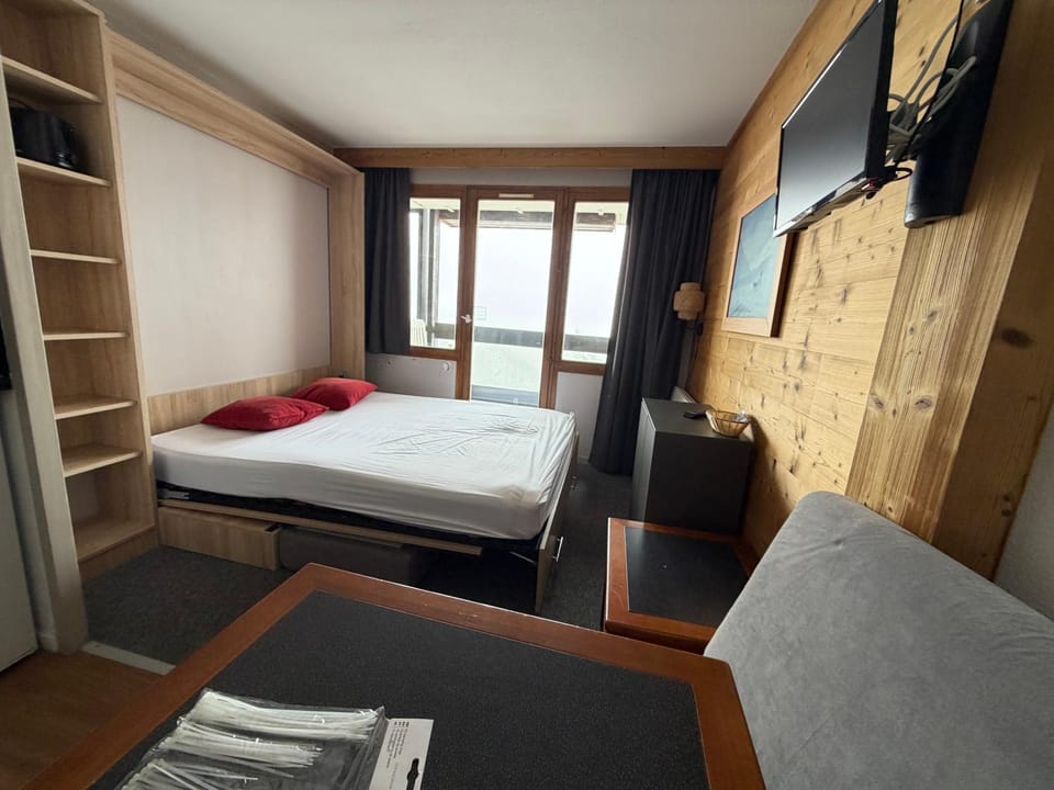 Bed, TV and multimedia, Photo of the whole room, wardrobe