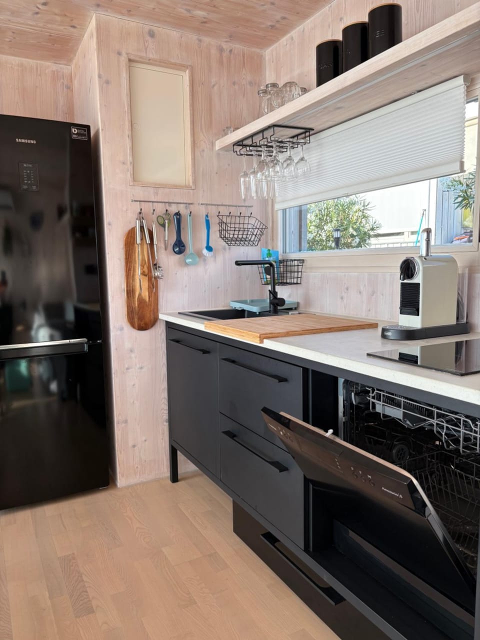 Coffee/tea facilities, Kitchen or kitchenette, dishwasher